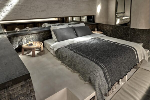 Plate On Four Feet - Country of Origin: Belgium